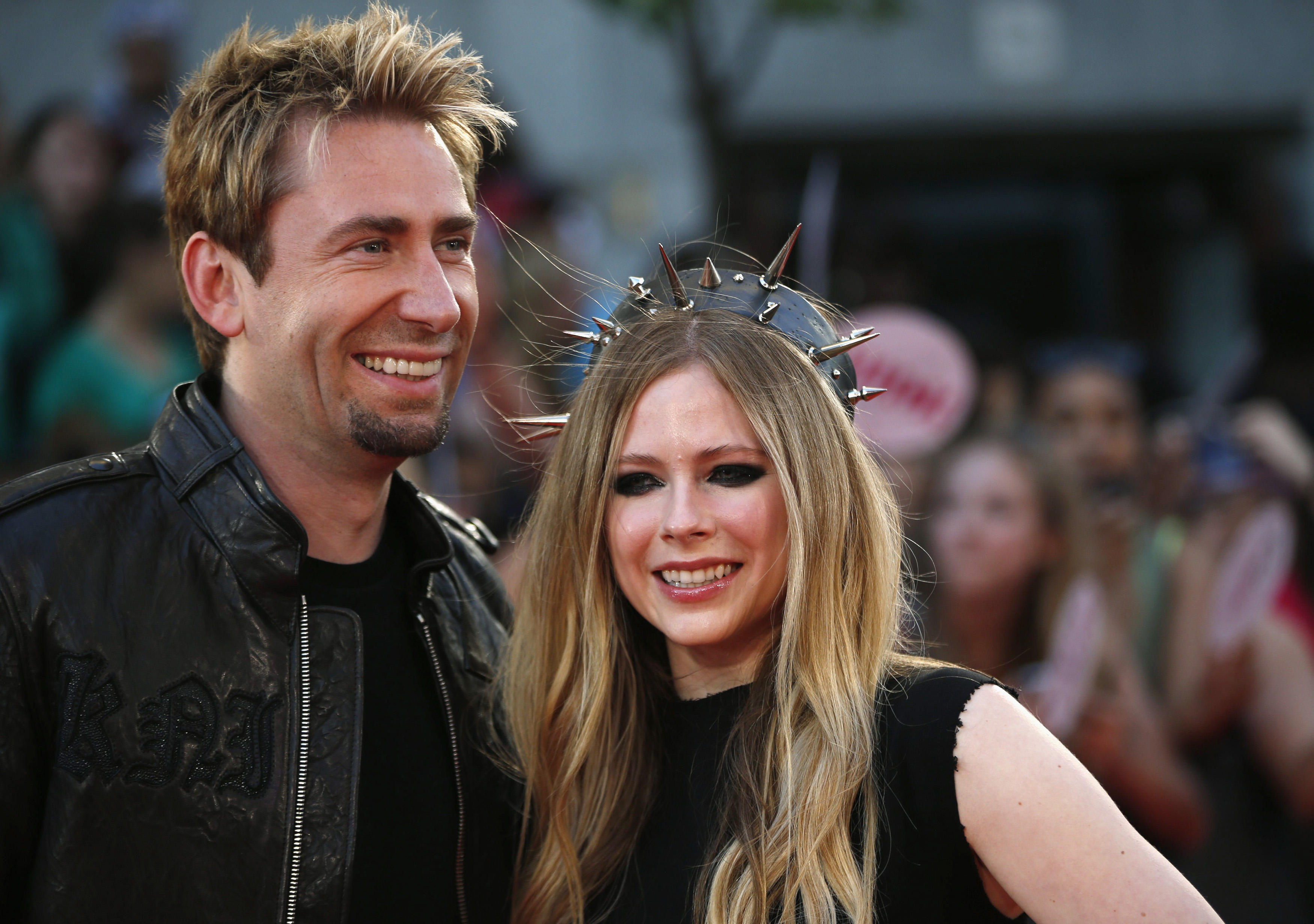 Singers Avril Lavigne and Chad Kroeger arrive on the red carpet for the MuchMusic Video Awards (MMVAs) in Toronto, June 16, 2013. REUTERS/Mark Blinch (CANADA - Tags: ENTERTAINMENT) - RTX10QB1