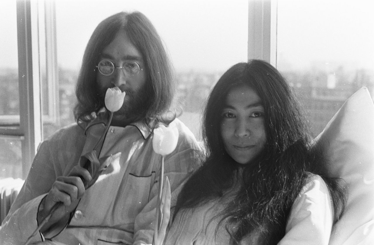 Bed-In_for_Peace,_Amsterdam_1969_-_John_Lennon_&_Yoko_Ono_16