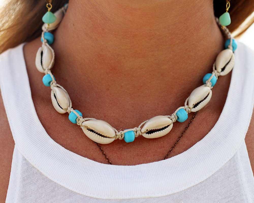 90s Jewelry: A Guide To Puka Shell Necklace & Other 90s Jewelry Trends