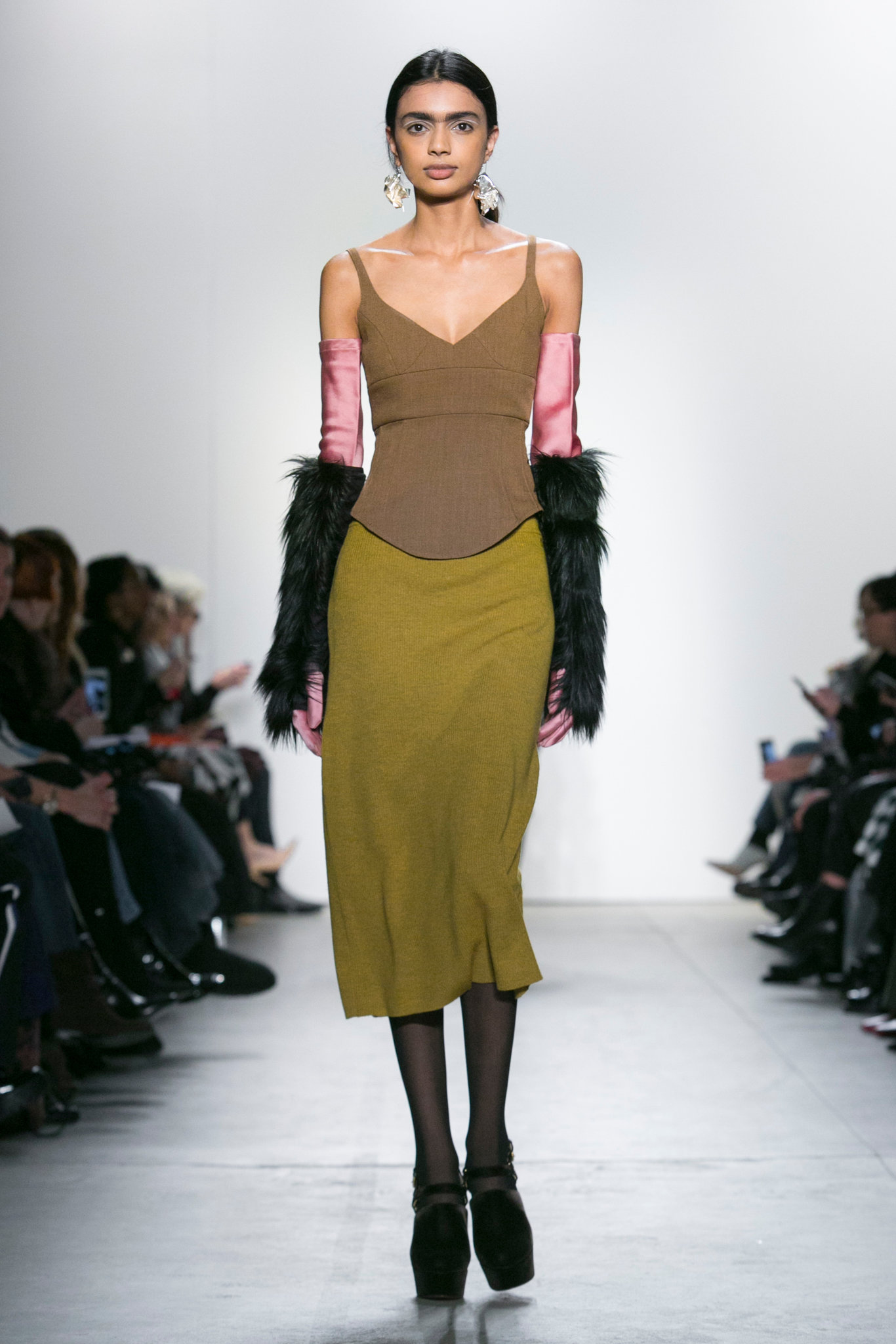New York Fashion Week Is Showing A New Sleeve Trend | Fashion News ...