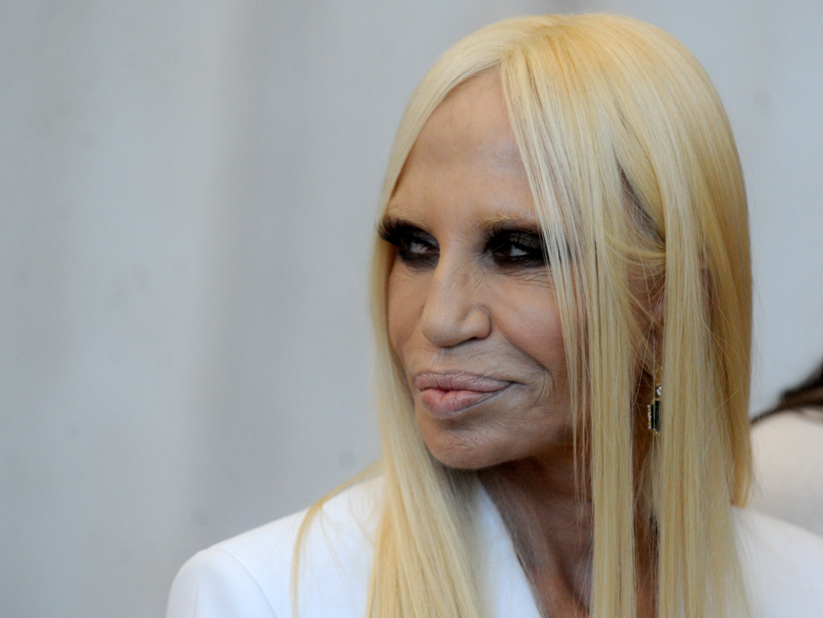 kleding stof Vermelding Ontkennen Donatella Versace To Be Honoured At The Fashion Awards 2017 | Fashion News  - Conversations About HER