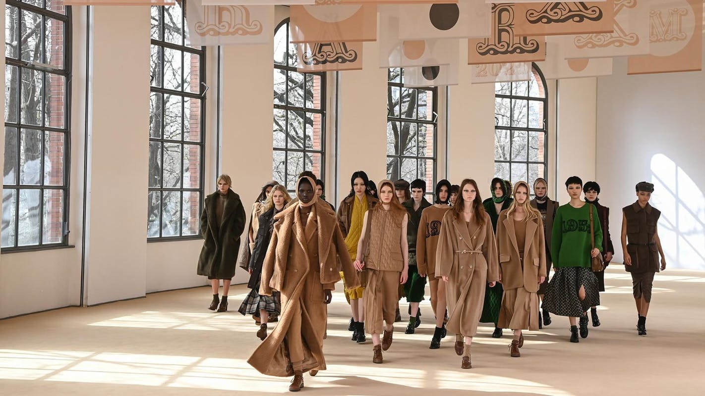 foto opbouwen dek Max Mara Reveal 2021 Fall/Winter Ready-To-Wear Collection At Milan Fashion  Week | Fashion News - Conversations About HER